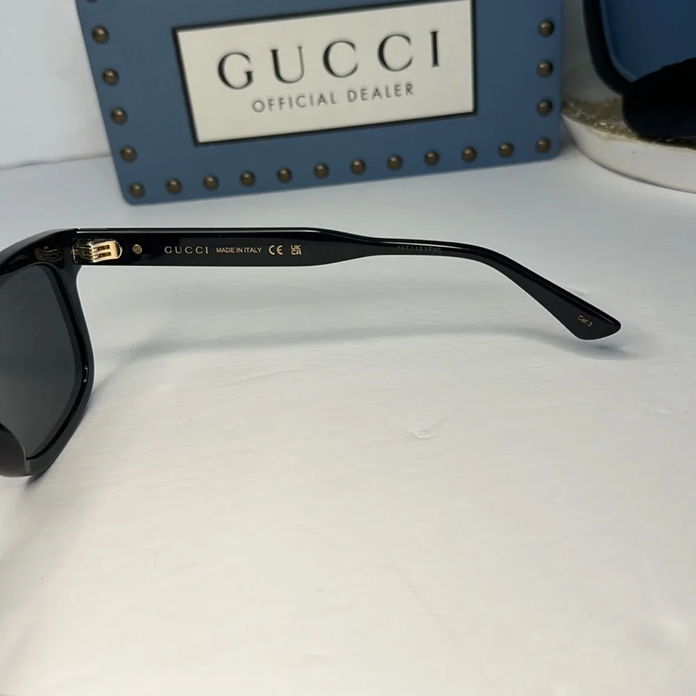 Authentic GUCCI GG0824S 005 square sunglass black frame with grey lenses